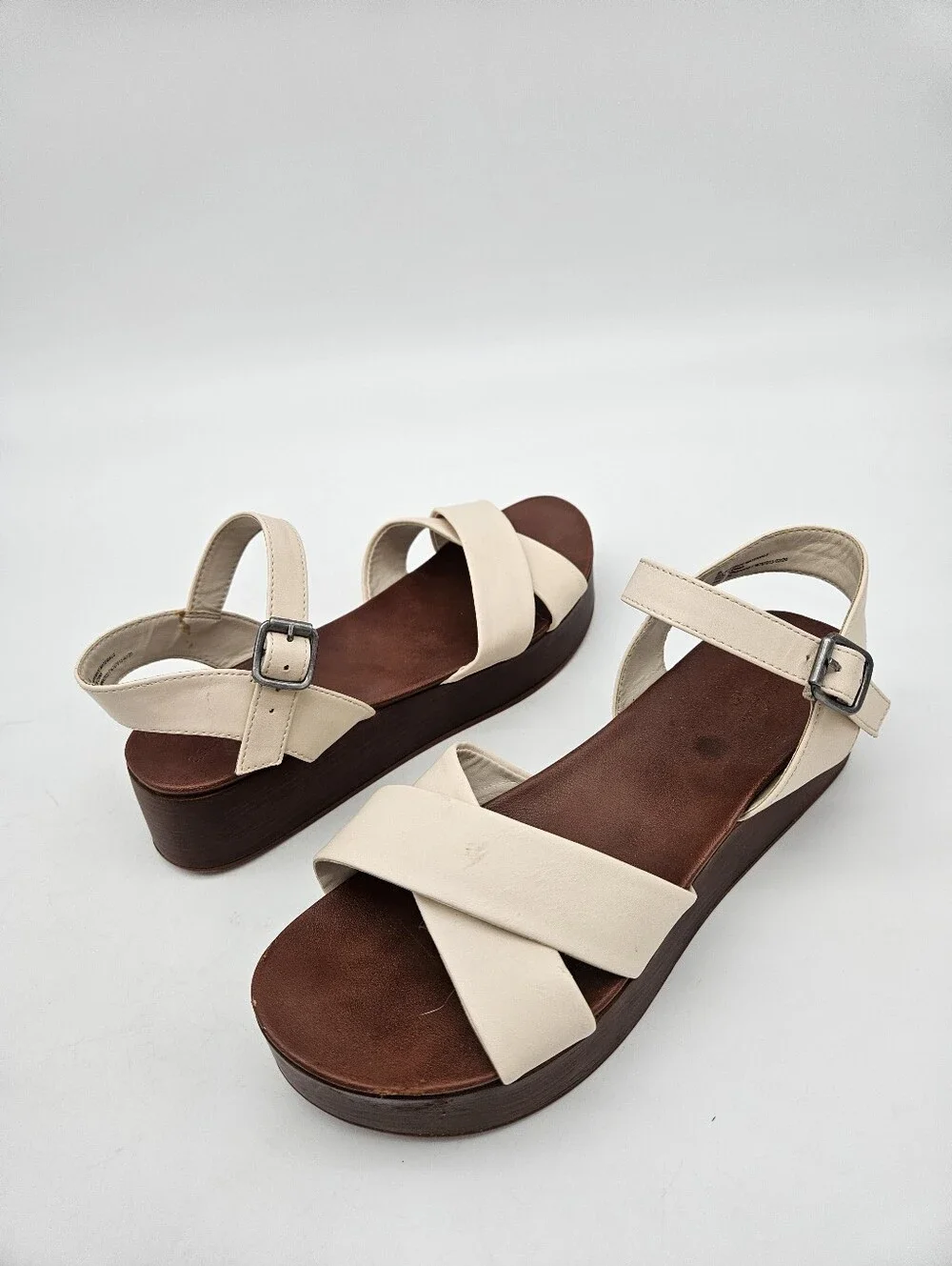 Universal Thread Billi Faux Leather Wood Bottom Crossband Platform Pumps 8